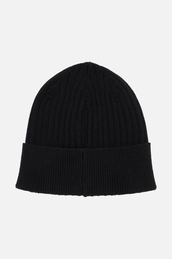 Cappelino Nero Con Maglia A Coste E Placchetta Logata